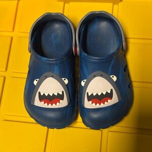 Kids Blue Shark Clog sandals